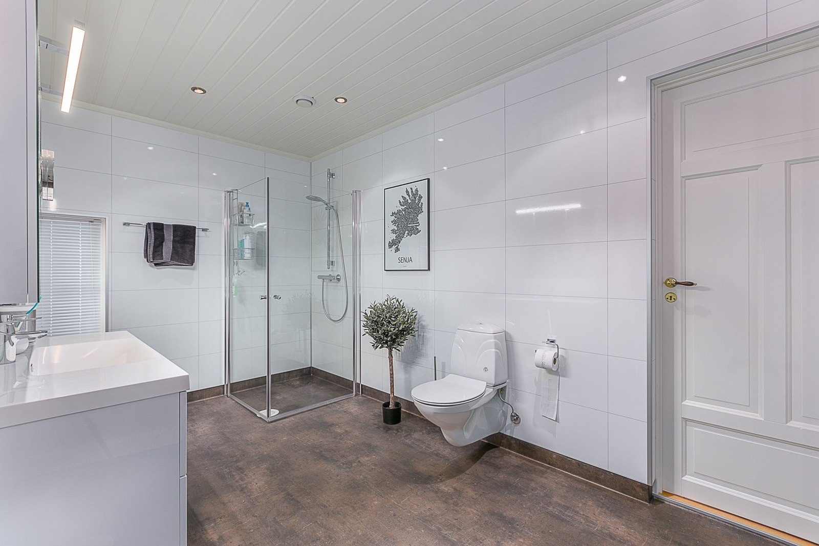 Badet har gjennomgående lyse overflater. Galleribilde