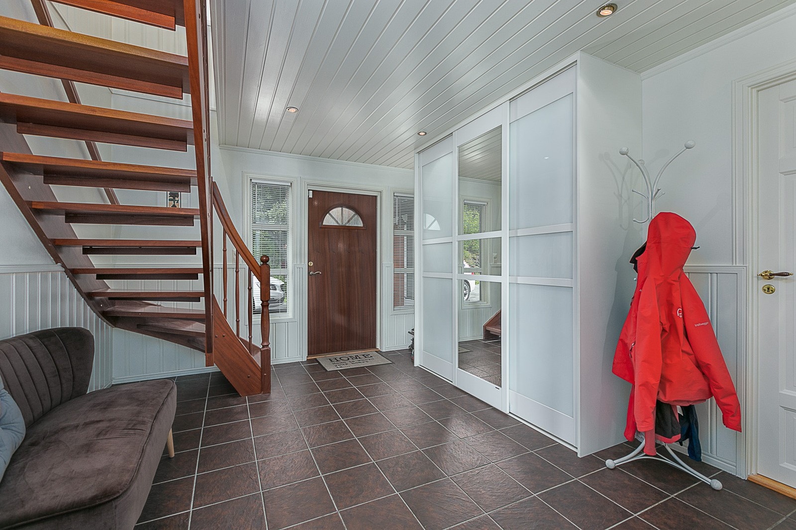 Hall med skyvedørsgarderobe og godt med lagringsplass. Galleribilde