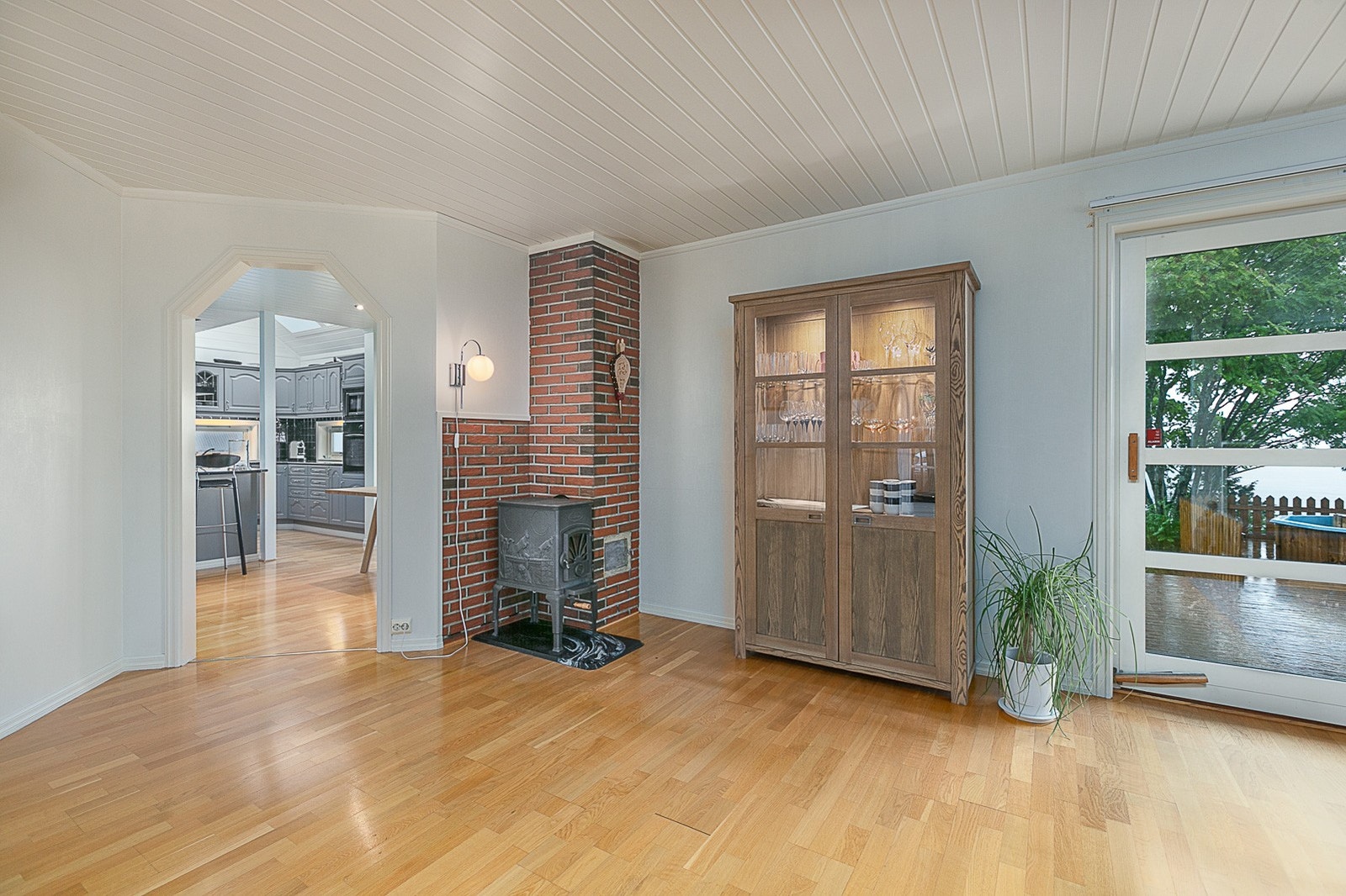 Fra stuen er det inngang til spisestue og kjøkken. Galleribilde