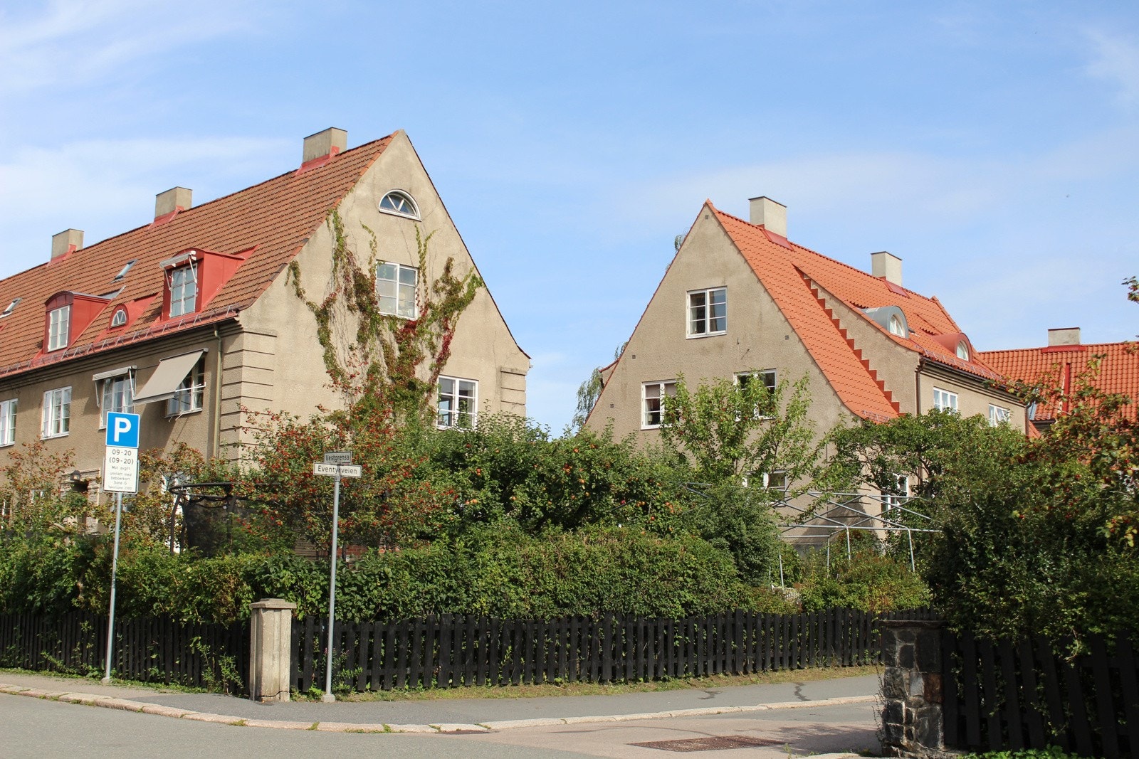 I Hagebyen står kirsebær og epletrær i full blomst. Majestetiske eiketrær, fargerike hekker og alleer med epletrær eller lind gjør inntrykk. Galleribilde