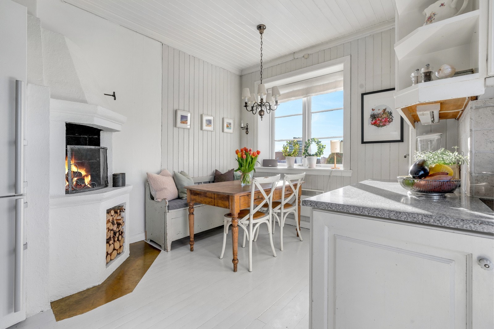Koselig kjøkken med åpen peis og behagelig takhøyde. Galleribilde