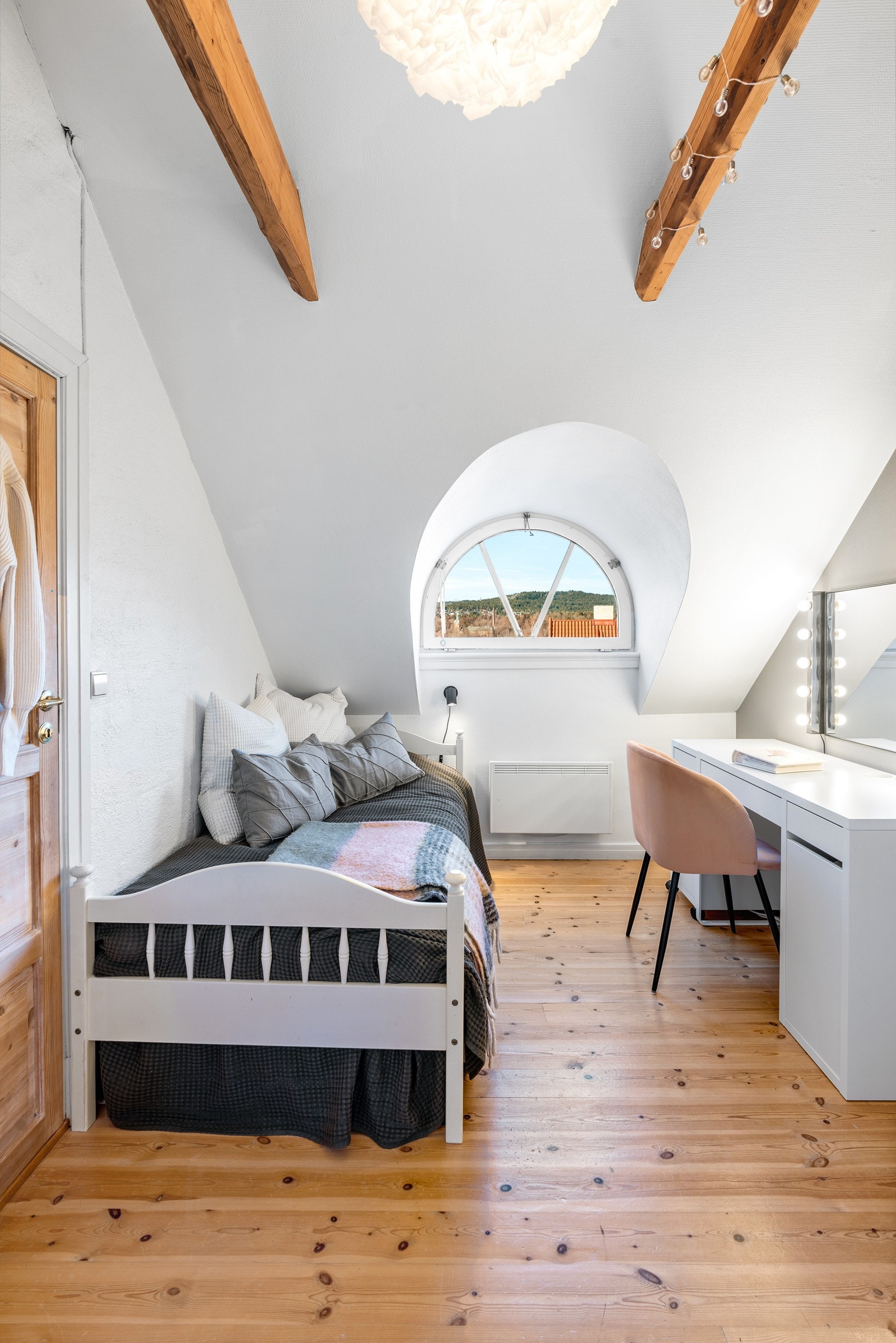 De bueformede vinduene slipper inn godt med lys. Galleribilde