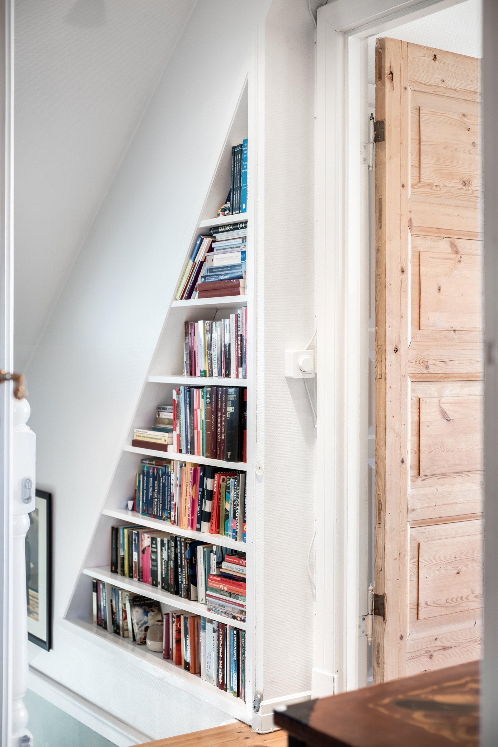 Detaljer | Videre kommer man opp til boligens loftsetasje. Flott, innebygget bokhylle i trappen. Galleribilde