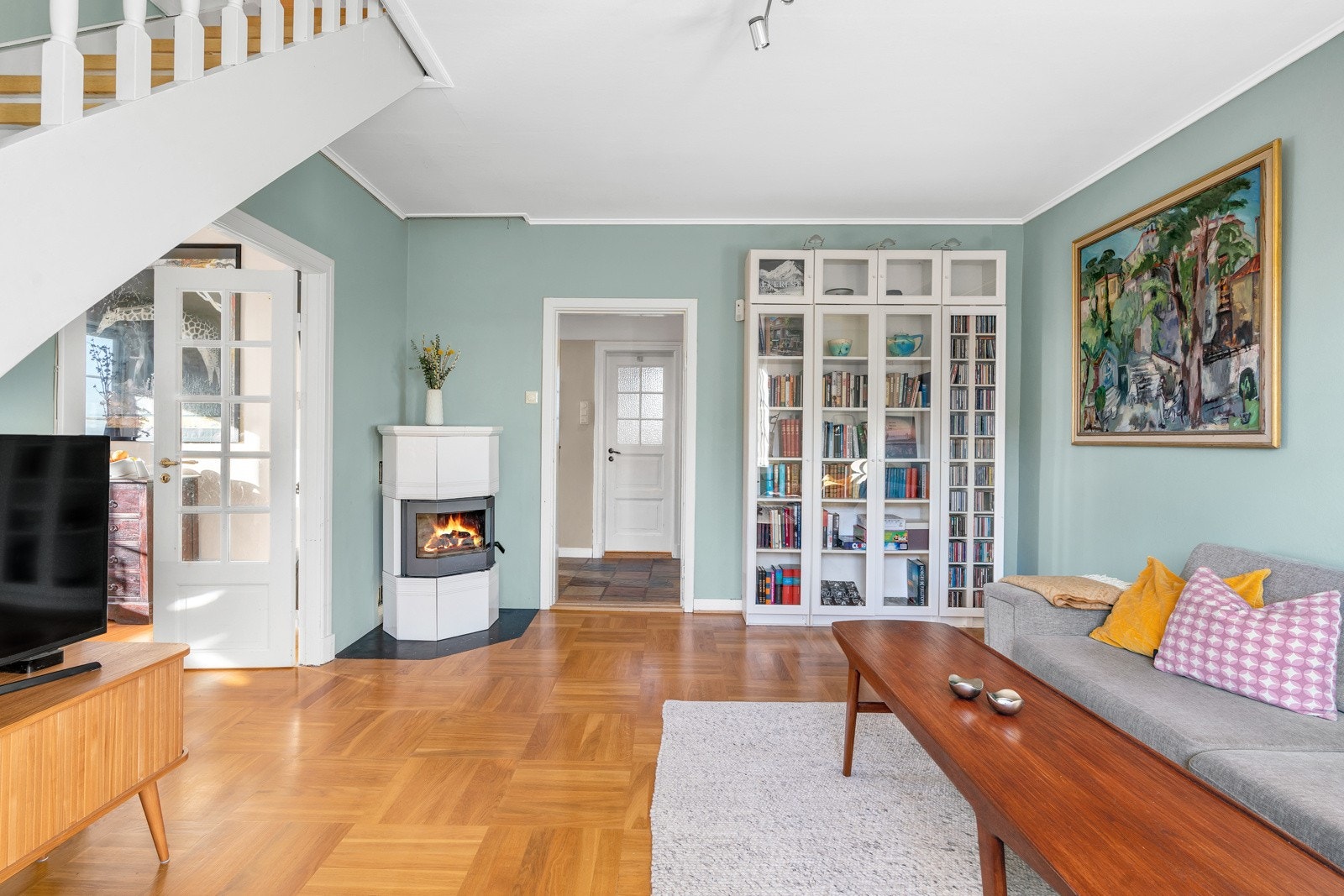 Innvendig har boligen store, lyse oppholdsrom som flyter godt sammen. Galleribilde