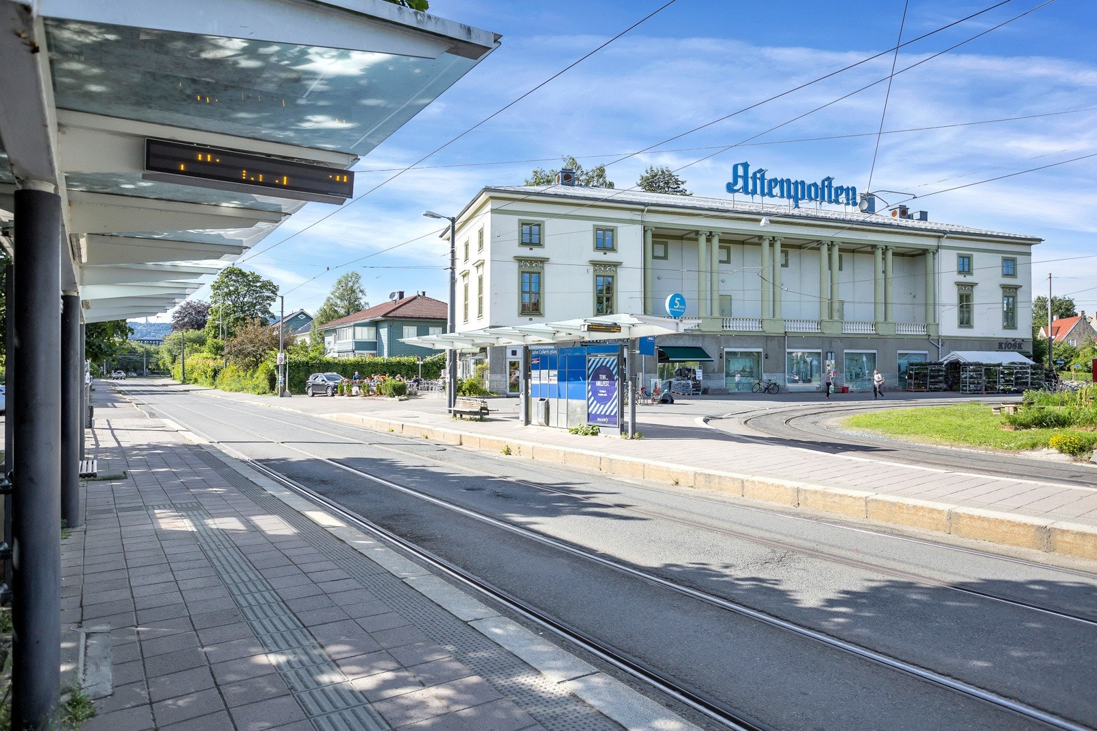 John Colletts Plass med blant annet Kiwi, Pizza Panchetta og frisør ligger bare noen få minutters gange unna. Her er det også trikkestopp og bussen stopper i Sognsveien. Galleribilde