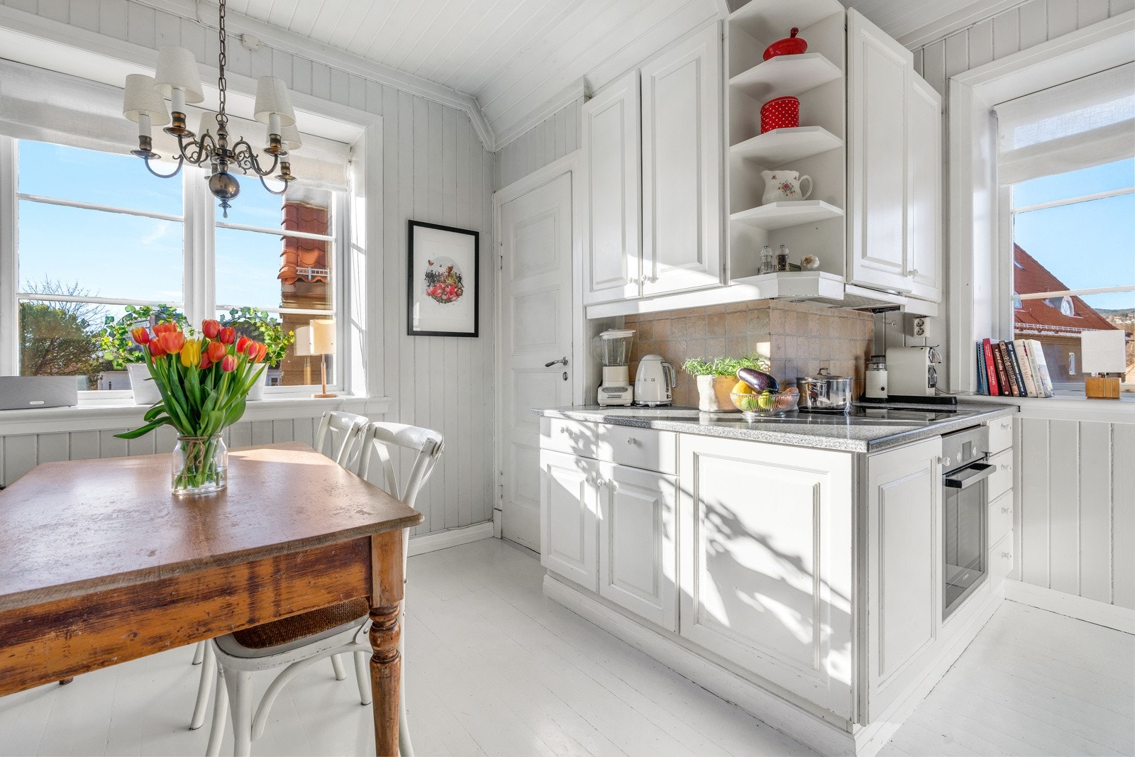 Ny oppvaskmaskin i 2022 og kjøleskap/fryser fra 2012. Galleribilde