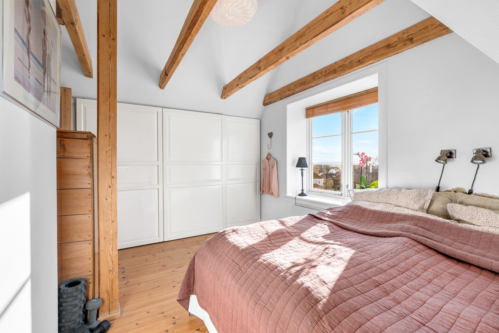 Hovedsoverommet er lyst og av god størrelse. Galleribilde