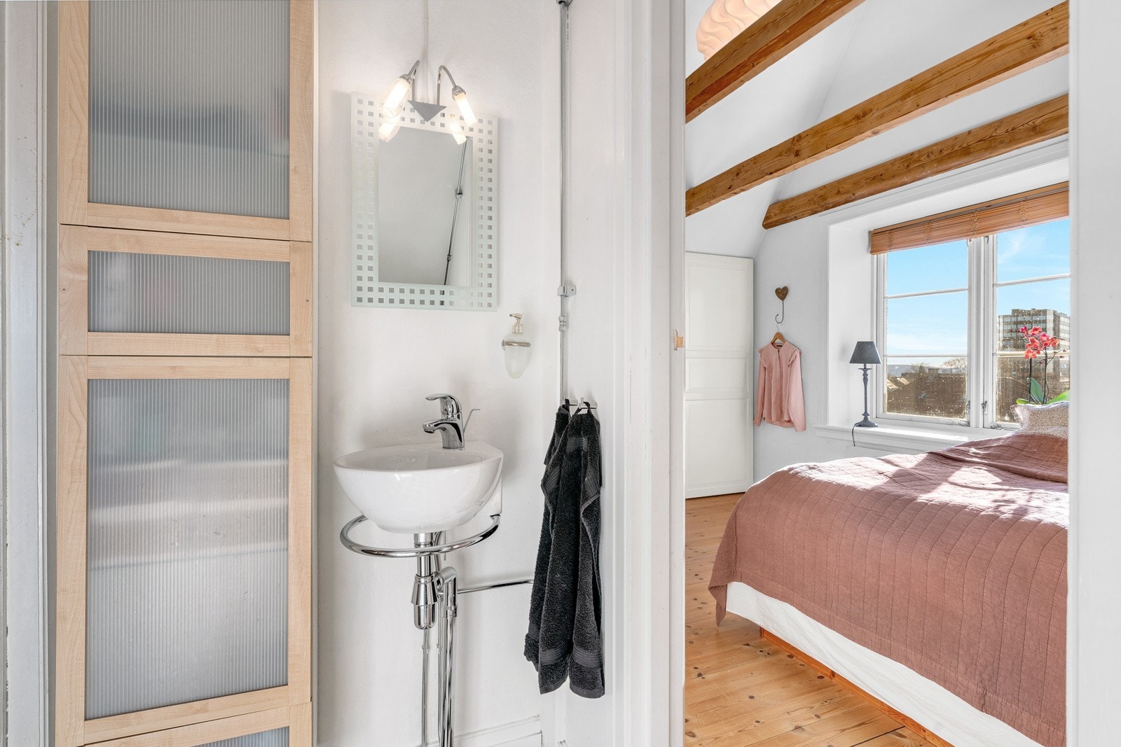 Fra hovedsoverommet er det direkte tilgang til separat toalettrom. Galleribilde