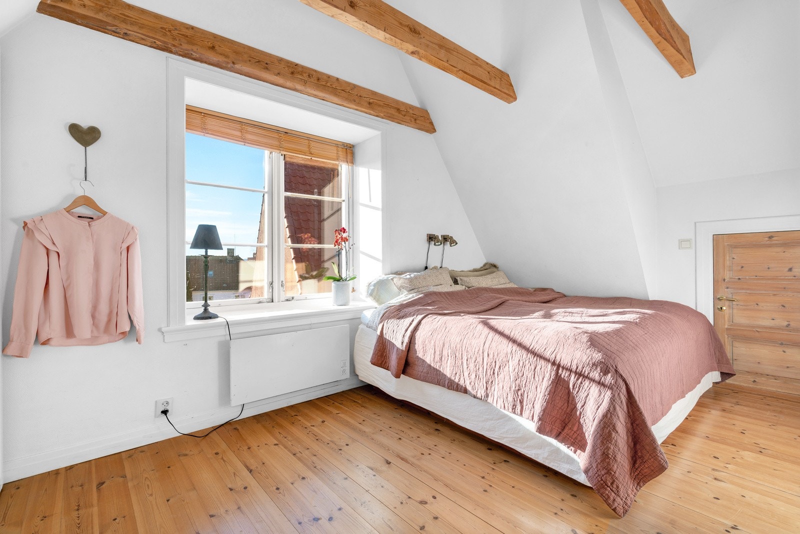 Det er god plass til dobbeltseng med tilhørende møblement og garderobeløsninger. Galleribilde