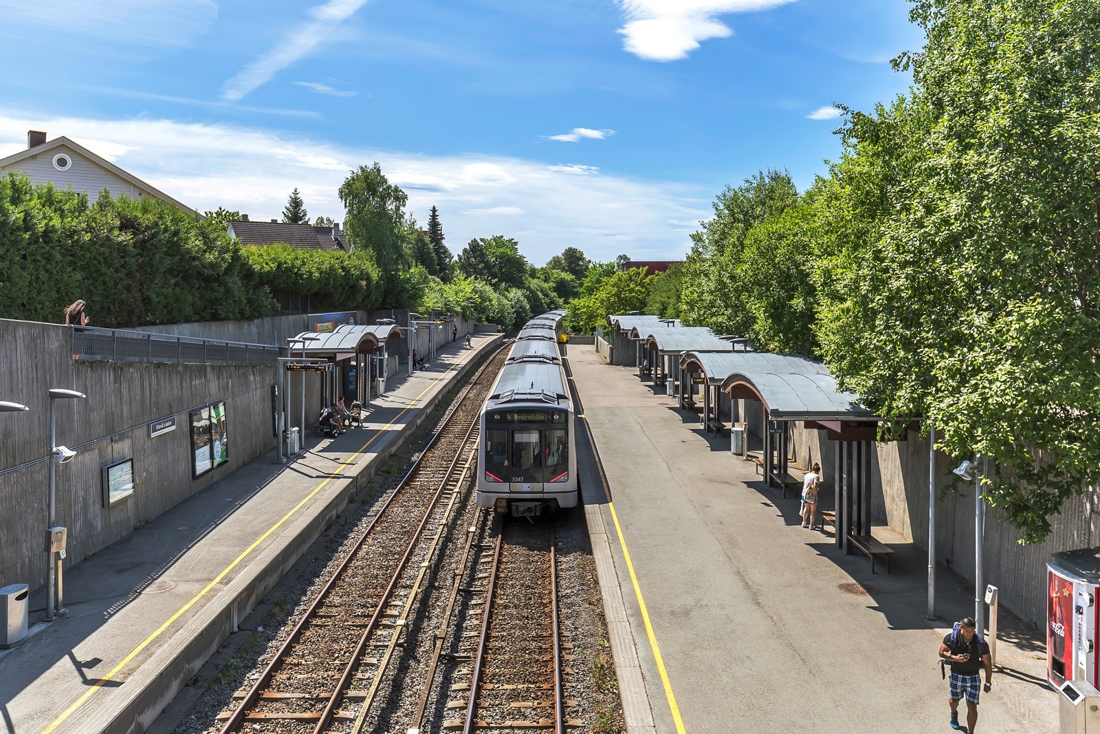 Ullevål Stadion T-banestasjon hvor bane 4 og 5 (Sognsvann-Storo/ Nydalen-Bergkrystallen) tar deg til Majorstuen eller Nydalen på under 5 minutter). Galleribilde