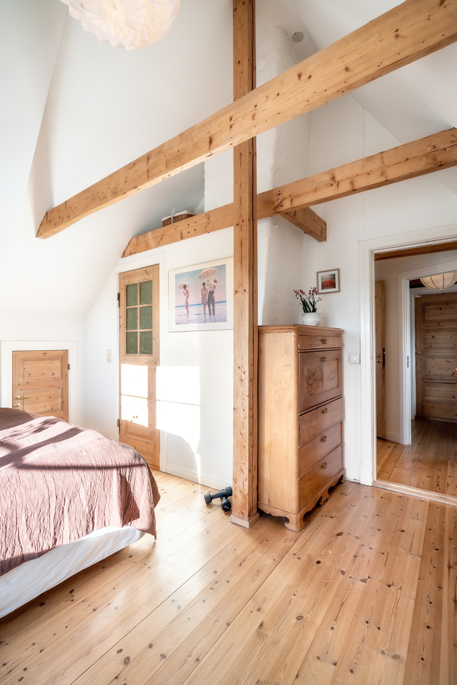 Takhøyden gir en luftig og god atmosfære, og er på hele 3,84 meter til mønet. Galleribilde