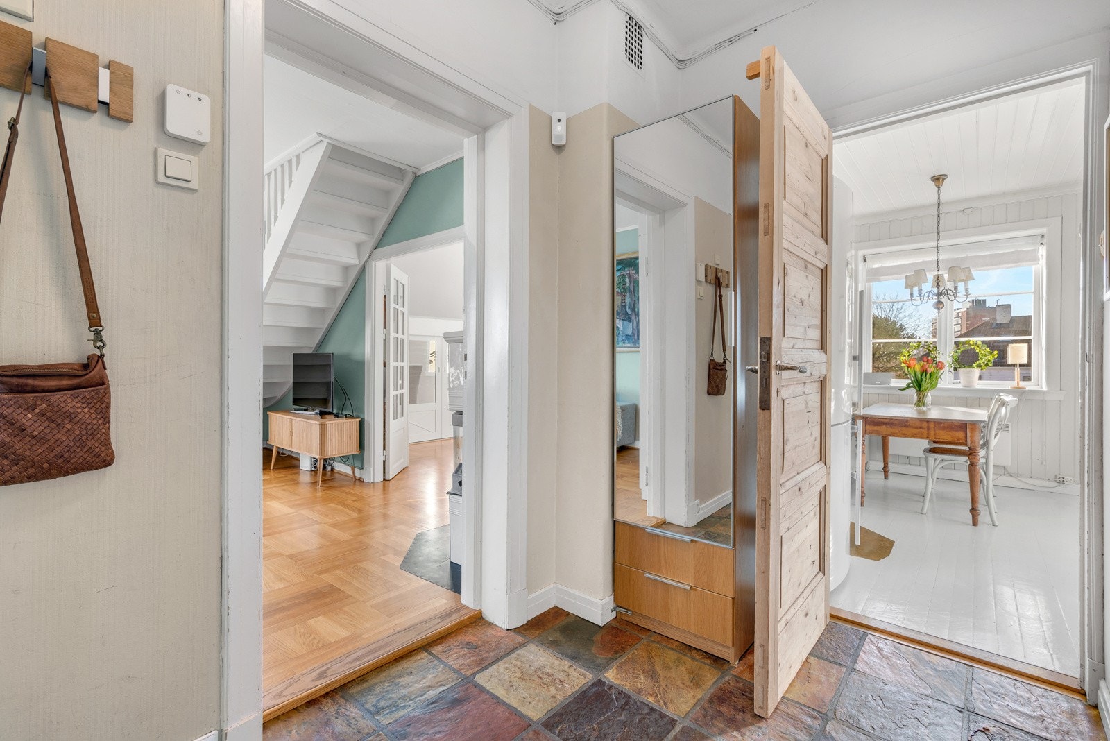 Daglistue og kjøkken sett fra entréen. Galleribilde