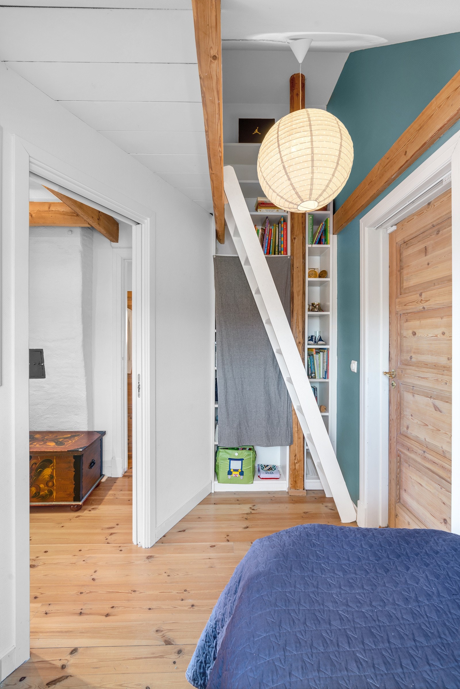 Det er trapp opp til liten hems som fungerer som lekekrok eller lagringsplass. Galleribilde