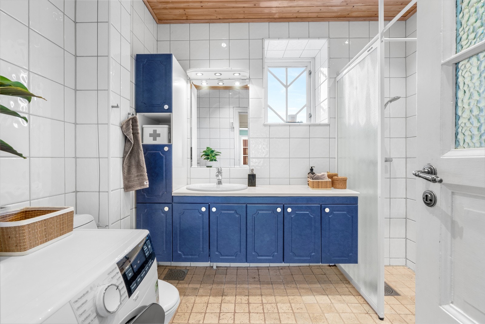 Nytt elektrisk anlegg i tak med downlights (2019). Gulvvarme med termostat og opplegg for vaskemaskin og tørketrommel. Galleribilde