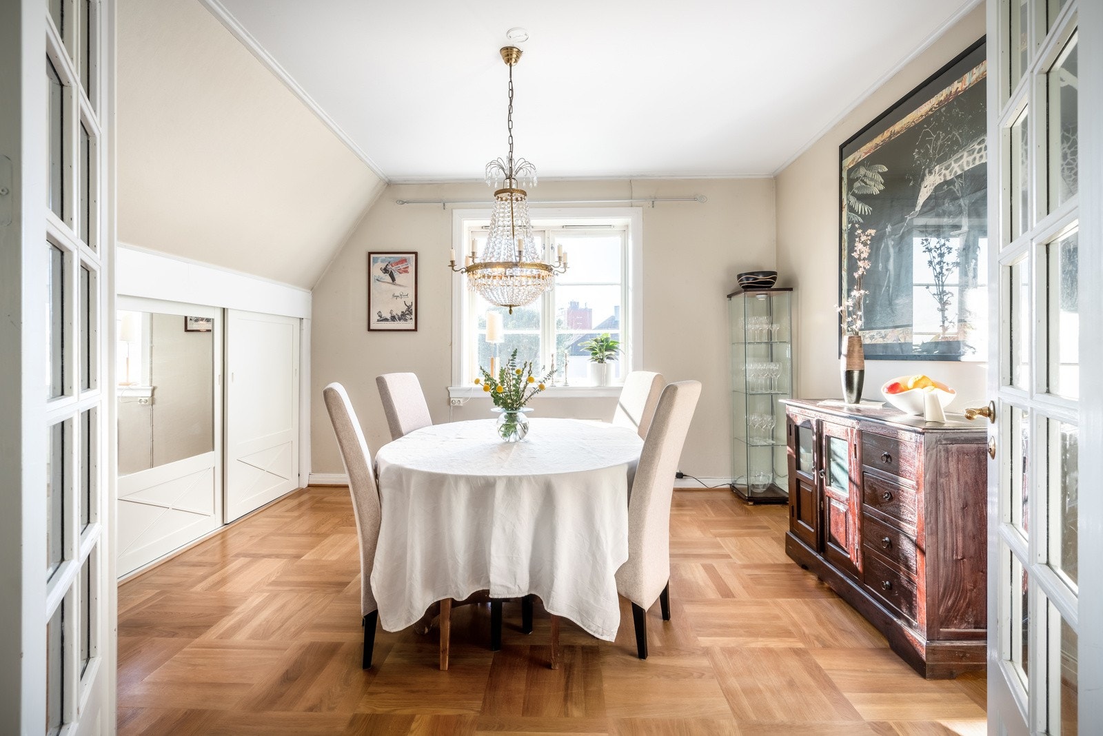 Spisestuen har god plass til langbord, og er et naturlig samlingspunkt for familien. Galleribilde