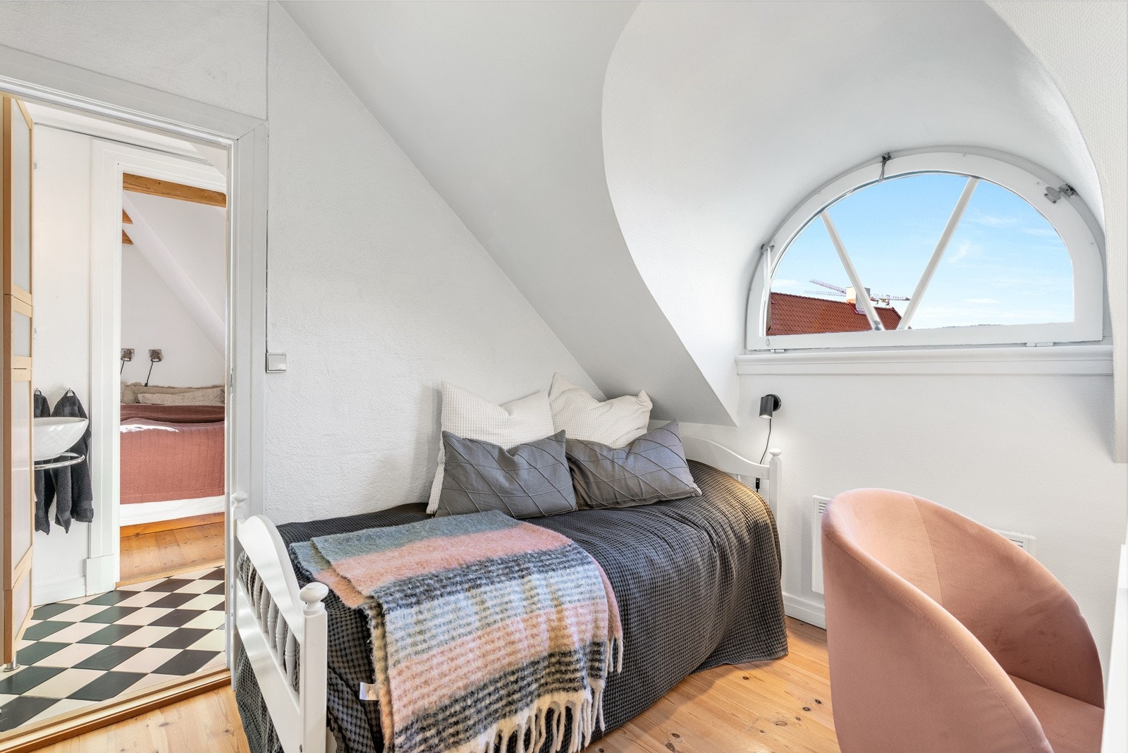 Boligen har totalt tre soverom i loftsetasjen. Det ene barnerommet har også direkte tilgang til toalettrommet. Galleribilde