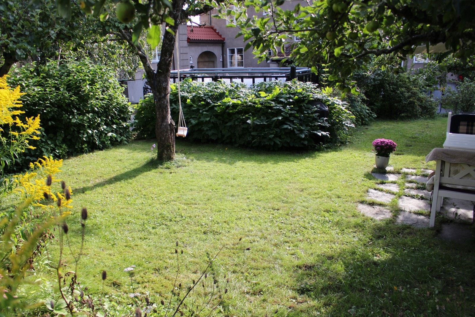 Det er tilgang til vann fra felles kran. Naboskapet i Ullevål Hageby beskrives som svært hyggelig. Galleribilde