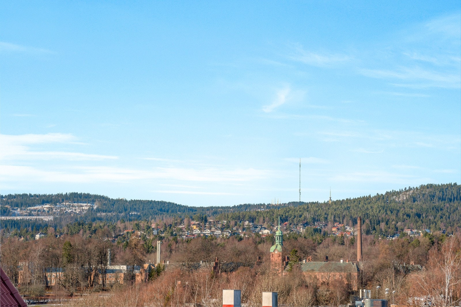 Fra kjøkkenvinduet er det utsikt til Frognerseteren og Tryvannstoppen der Roseslottet lyser opp over byens tak. Galleribilde
