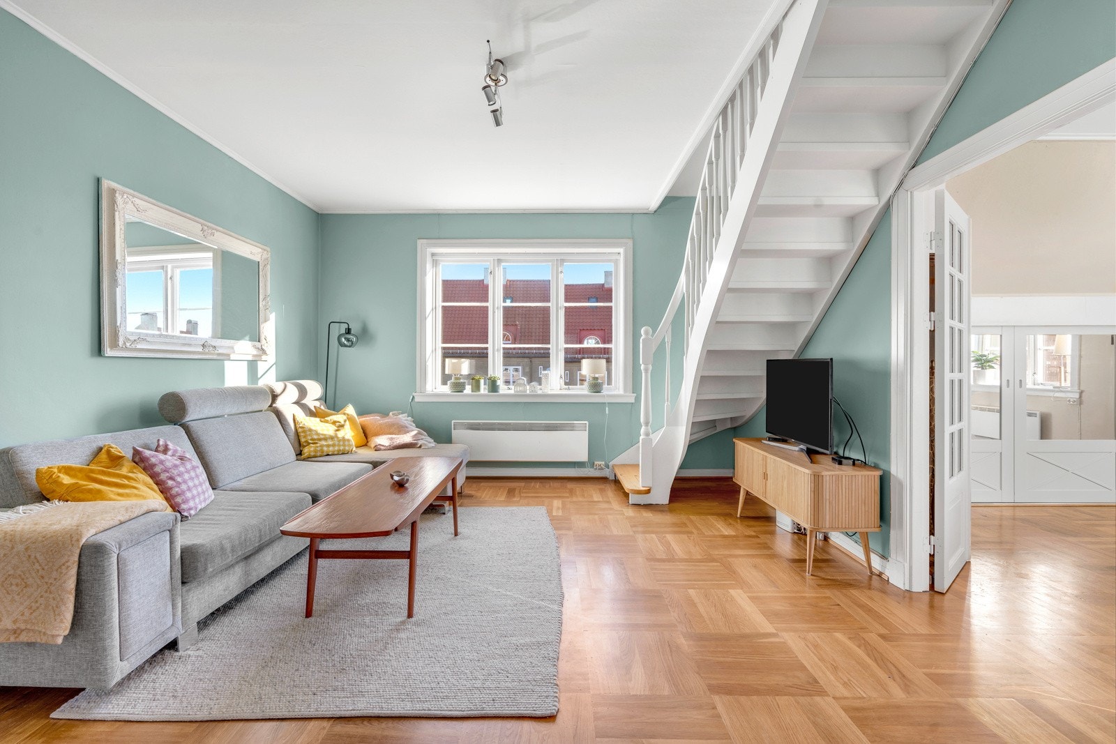 Boligen har en god og familievennlig planløsning som gir rom for hele familien. Galleribilde