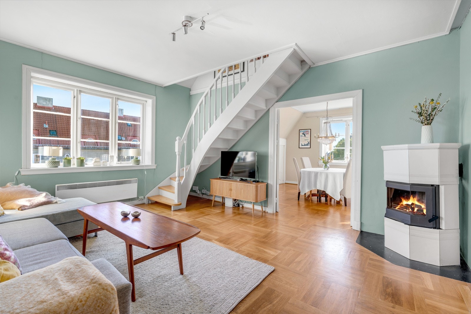 Peisen varmer godt på kalde dager, og er i tillegg et stemningsfult element i rommet. Galleribilde