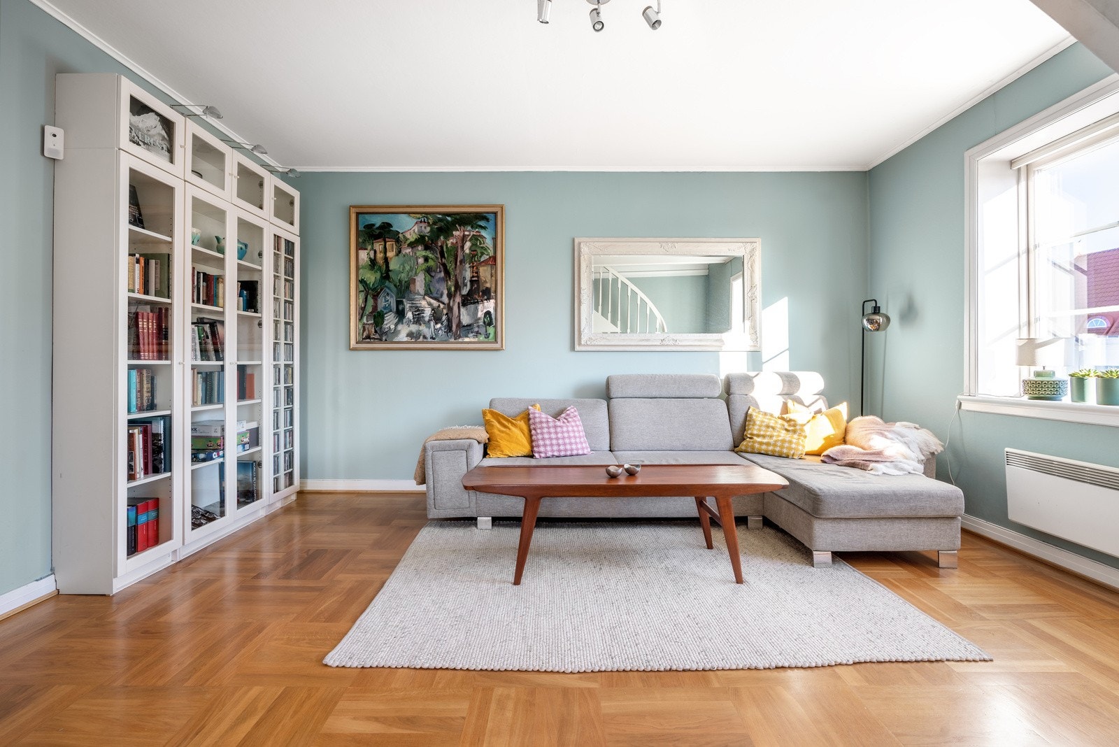 Stuen ble malt i 2022, og det er flott og klassisk parkett av eik på gulvet. Takhøyden i stuen er på 2,65 meter. Galleribilde