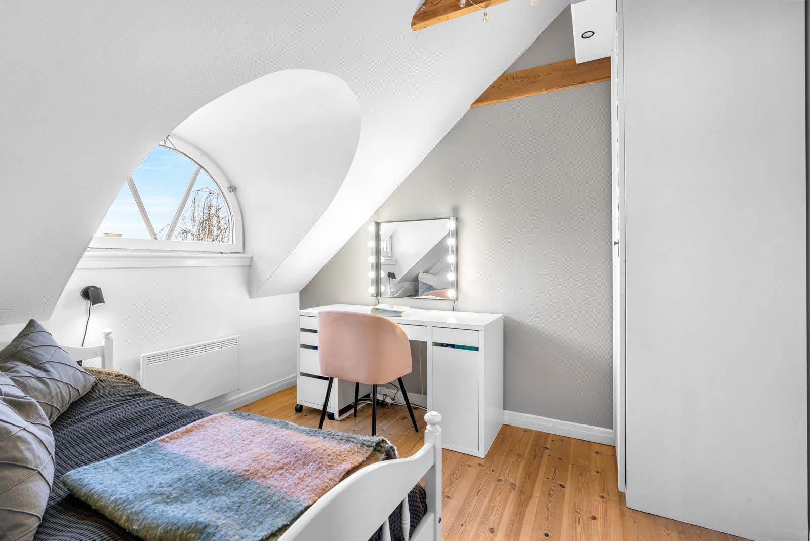 Rommet har plass til seng, garderobe og øvrig soveromsinnredning. Galleribilde