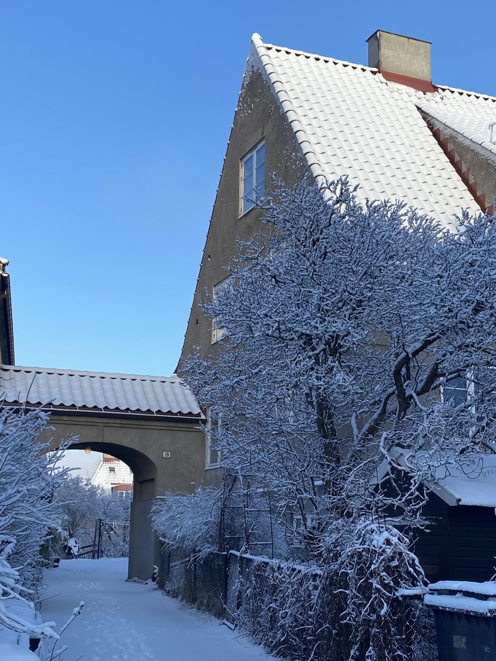 En skjermet og tilbaketrukket beliggenhet hvor det indre gårdsrommet beskrives som hyggelig og sosialt. Galleribilde