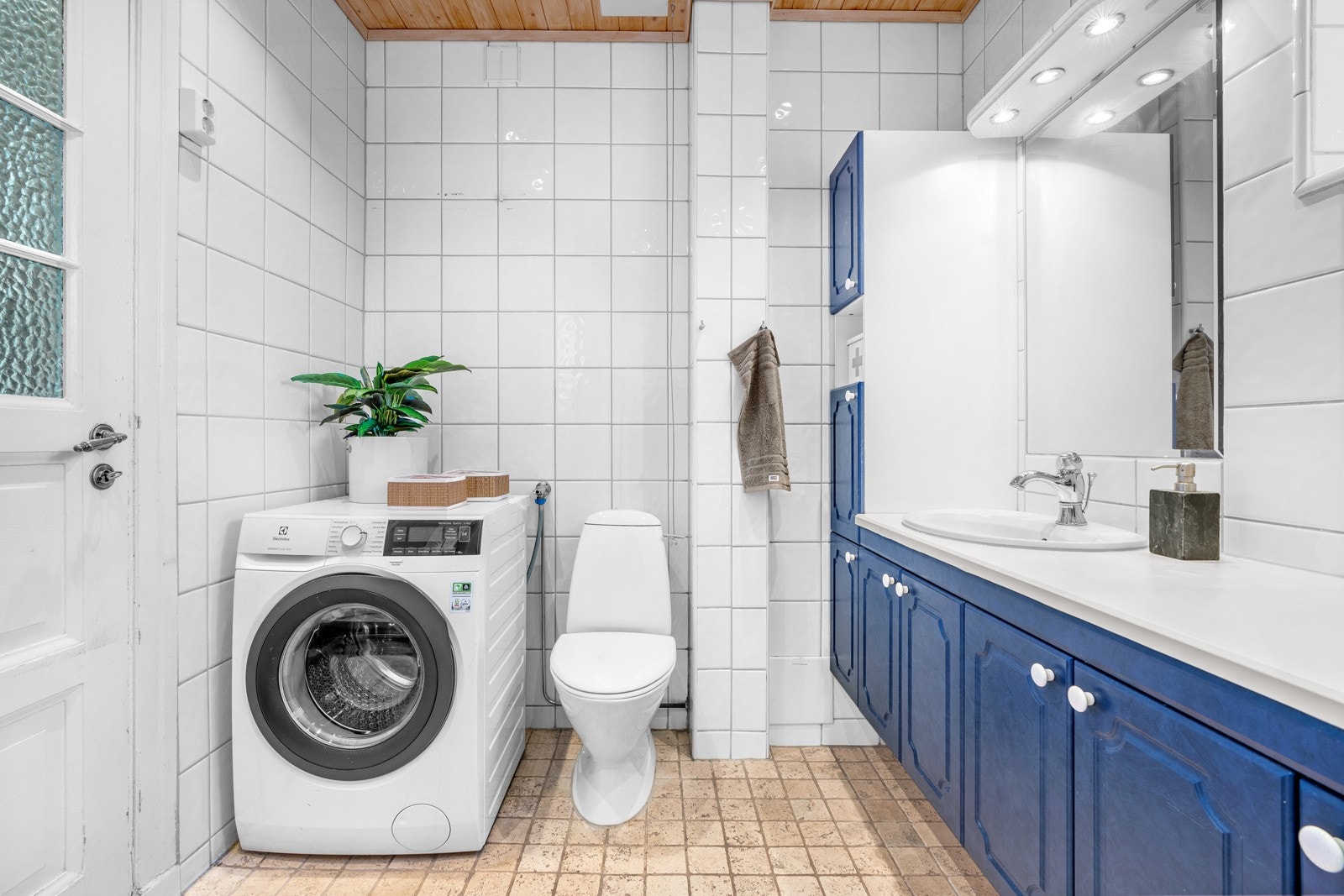 Badet i boligens 2.etasje ligger i fin tilknytning til entréen. Badet er fra 2002 med behov for oppgradering. Galleribilde