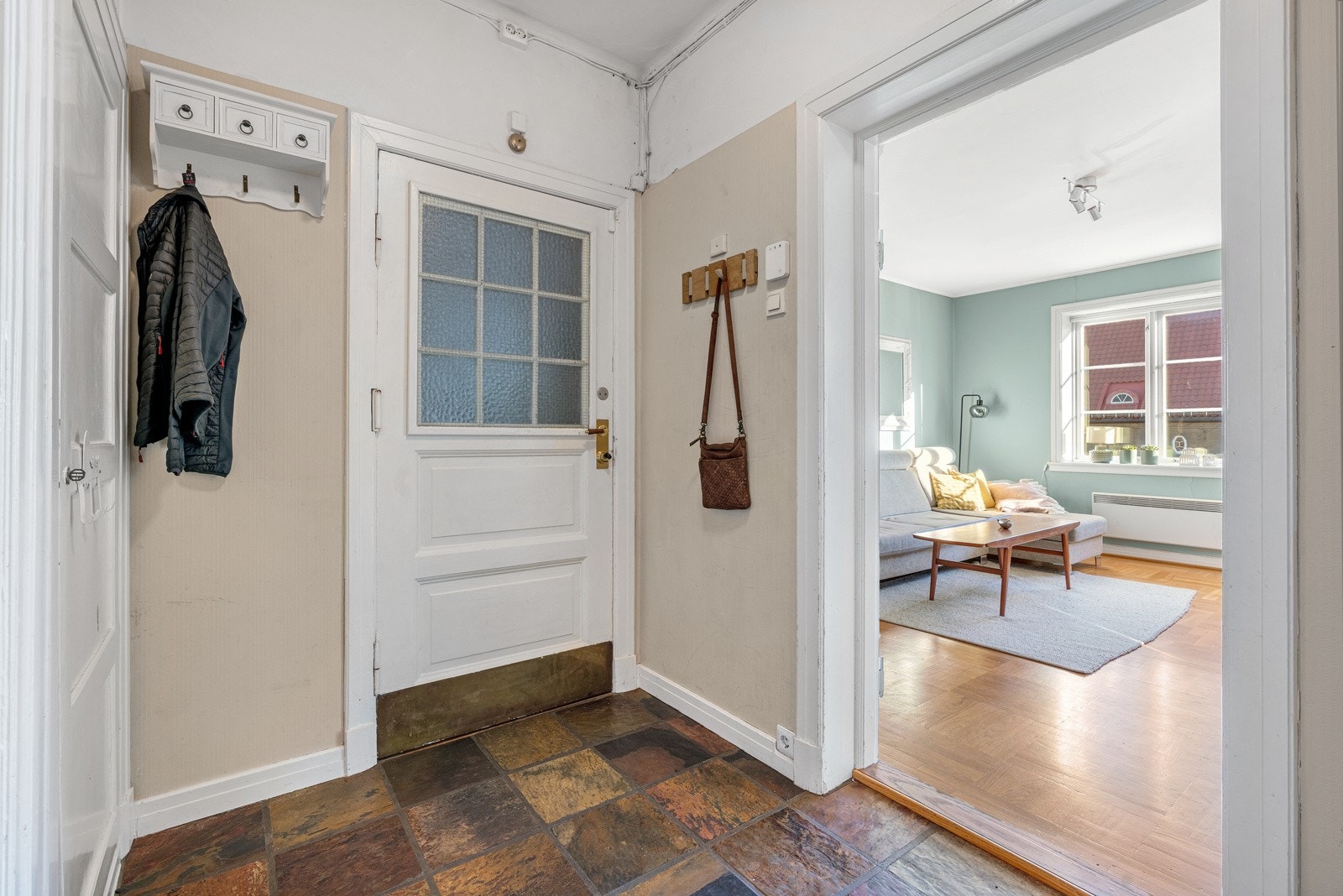 Det er afrikansk skifer i gangen. Gode lagringsmuligheter også i egen stor kjellerbod. Galleribilde