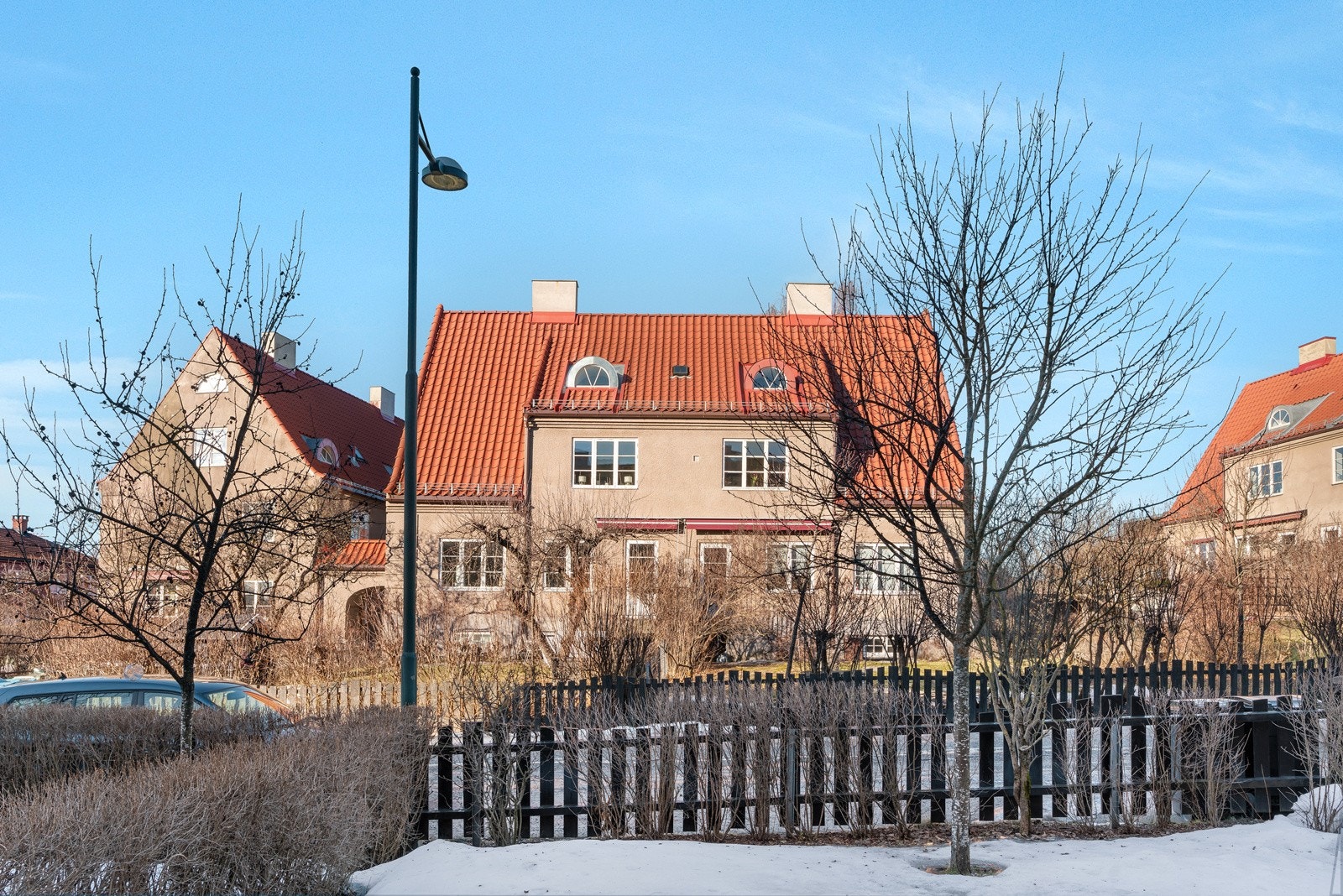 Boligen ligger fint til på enden, og går over to etasjer. Galleribilde