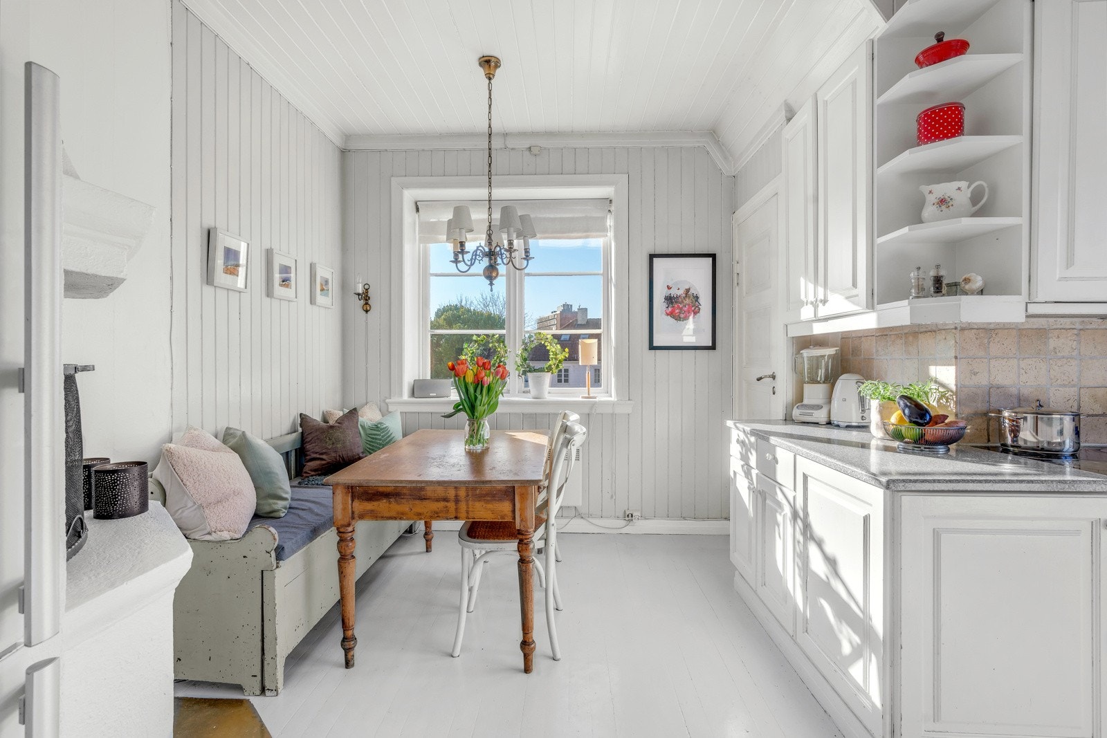 Praktisk originalt spiskammers med fastmonterte hyller og 100 x 160 cm gulvareal som fungerer godt som matlager og ekstra kjølerom ved behov. Galleribilde