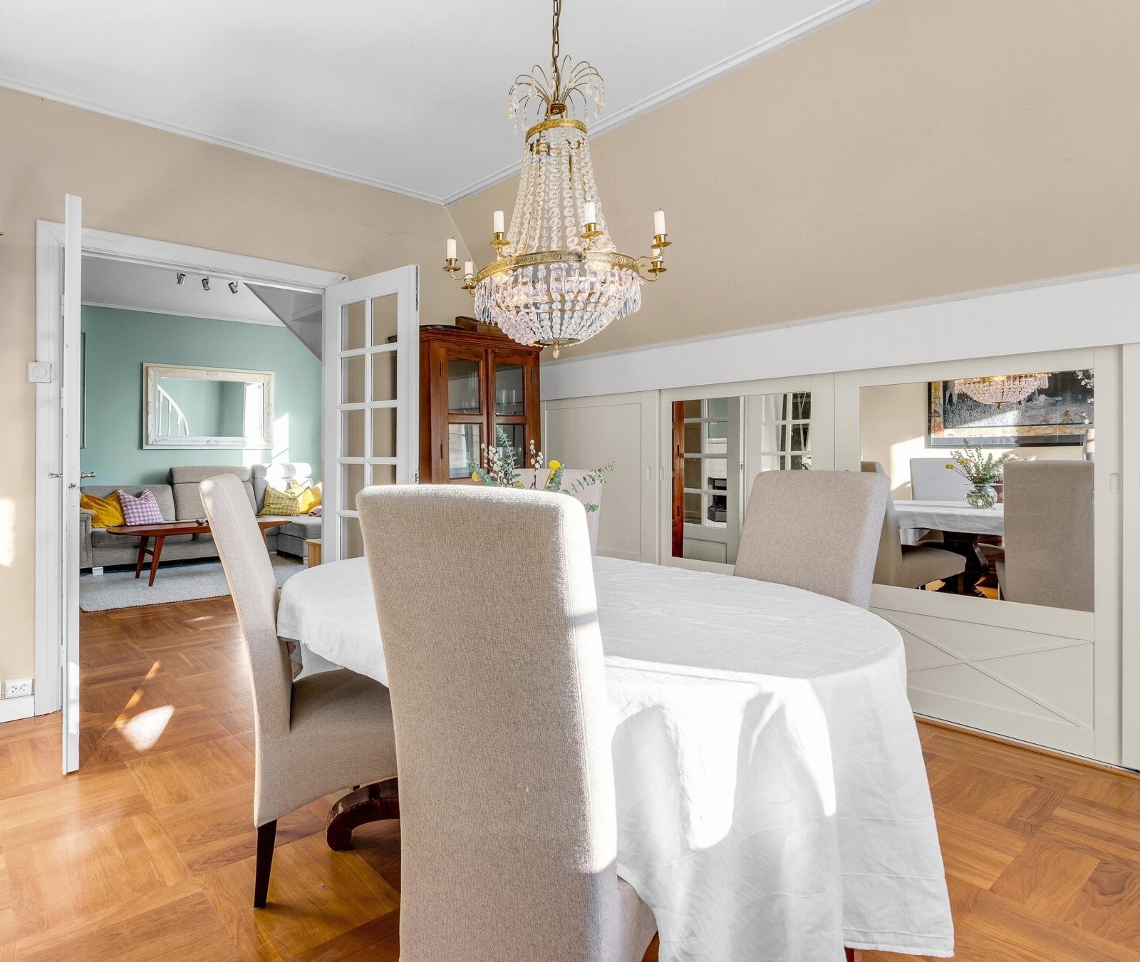 Planløsningen gir naturlige rom og soner for både dagligstue og spisestue som ligger i en sosial tilknytning til hverandre. Rommene kan også holdes adskilt og lukket ved behov. Galleribilde