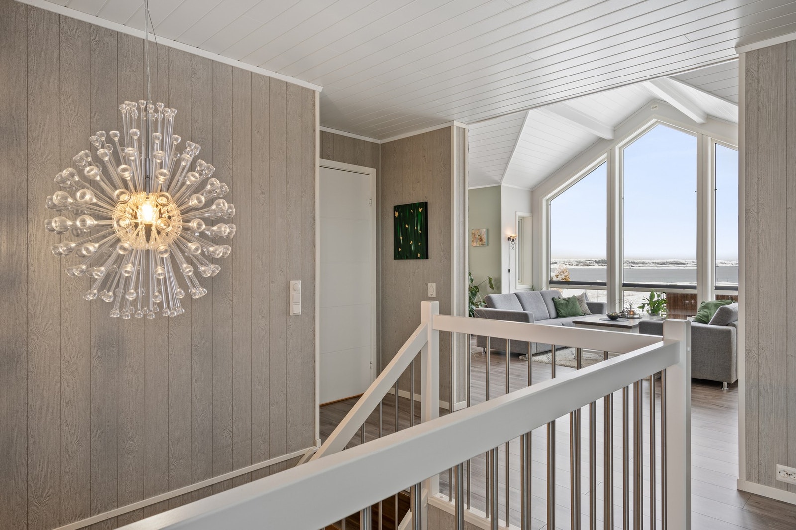 Opp kommer du til en prektig stue med utgang til veranda Galleribilde