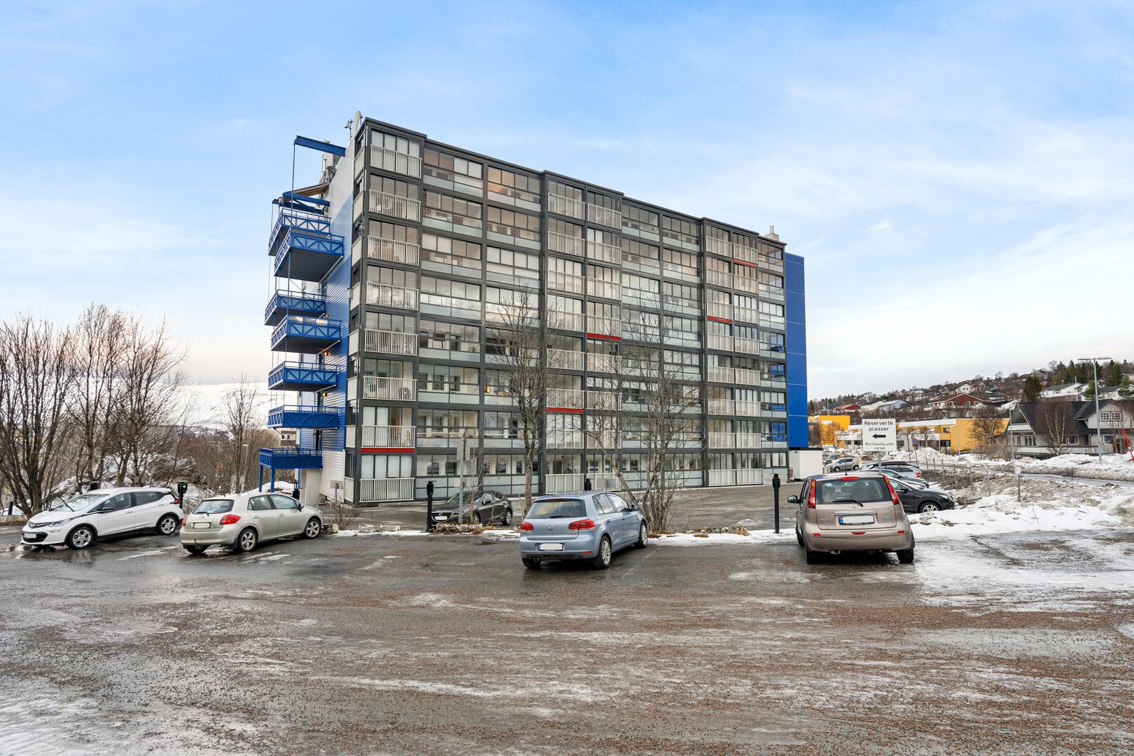 Utendørs oppstillingsplass utenfor blokken.