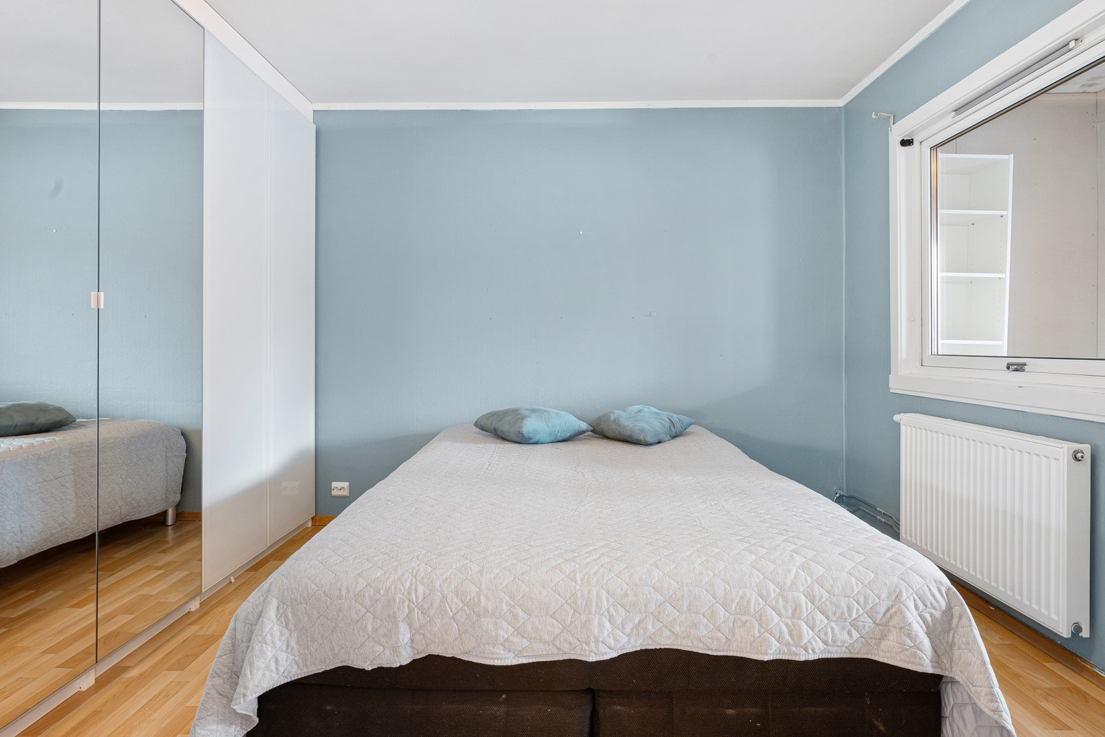 På soverommet har du godt med oppbevaringsplass i garderobe.