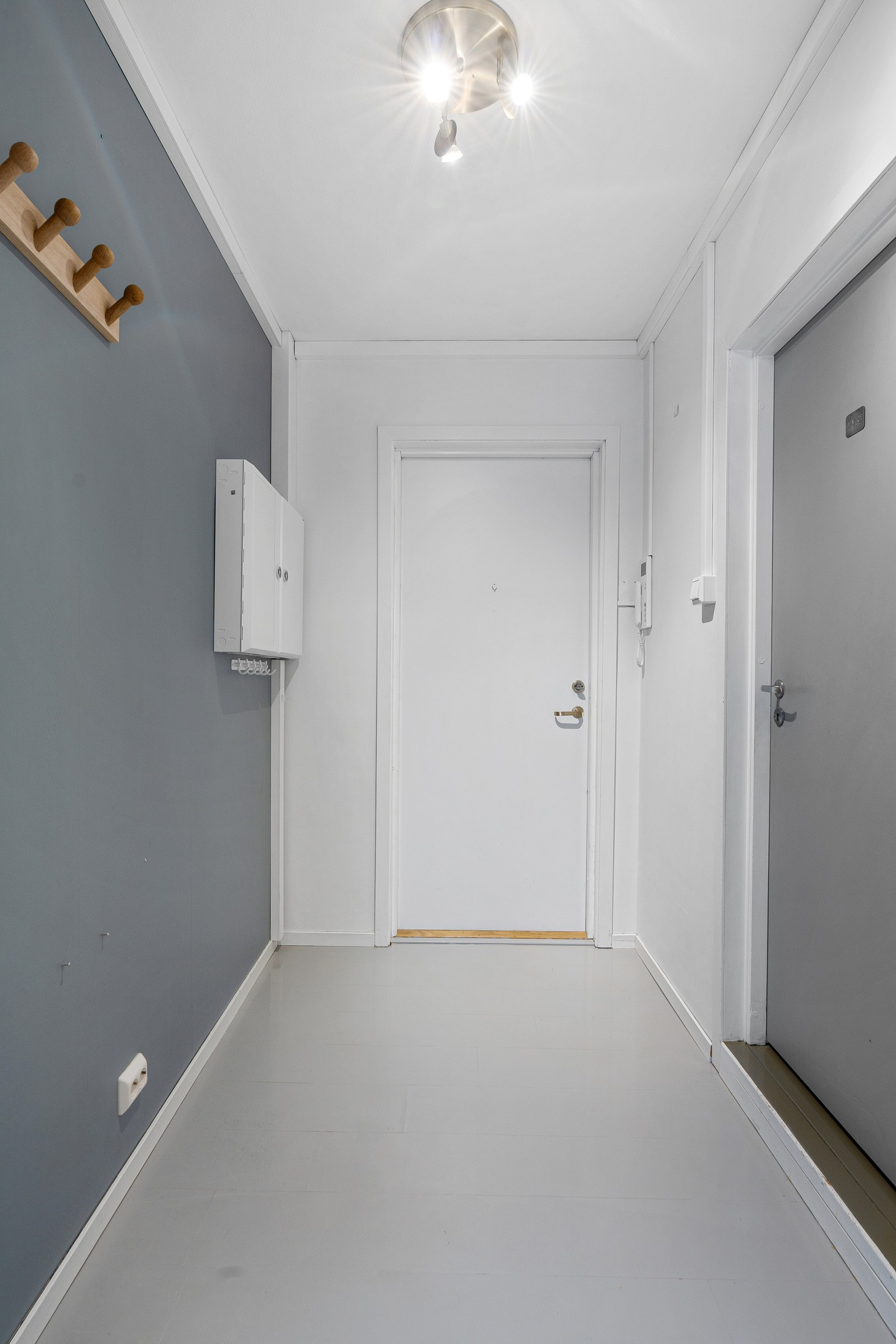 Romslig gang med plass til å etablere smarte oppbevaringsløsninger.