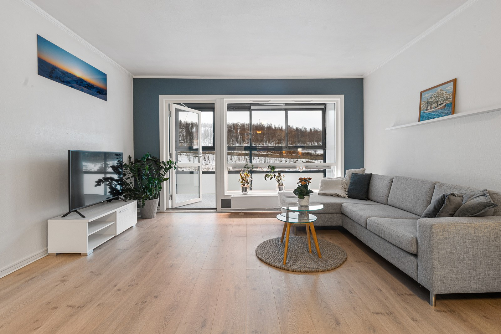 Leiligheten fremstår lys og luftig med generøs takhøyde og store vindusflater som sikrer godt med innslipp av naturlig lys.