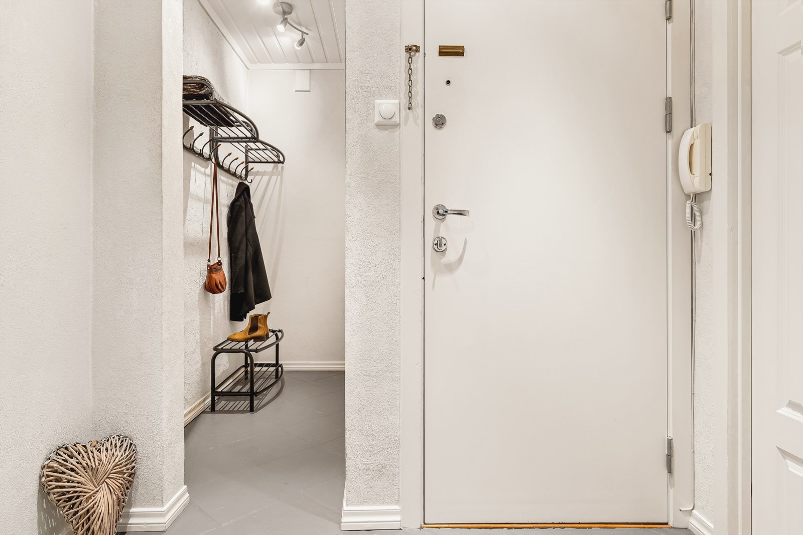 Du blir ønsket velkommen inn i en meget romslig og lys entré. Galleribilde