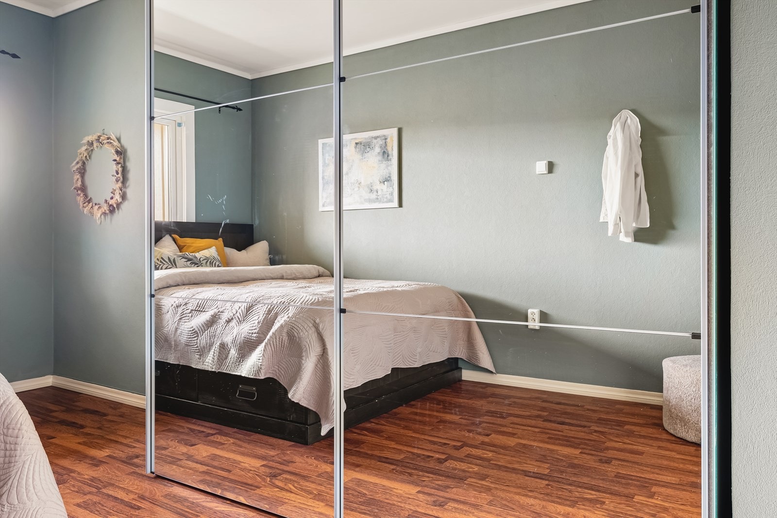 Det er rikelig med oppbevaringsmuligheter i skyvedørsgarderobe med speilfronter. Galleribilde