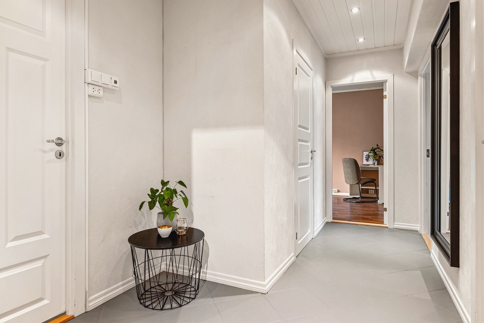 Entréen er meget romslig og har god plass til oppbevaring av yttertøy og sko. Galleribilde