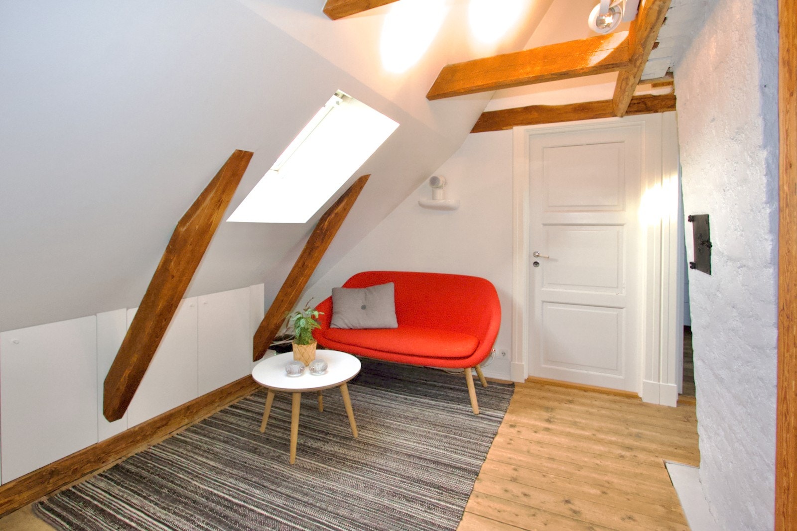 Loftsstuen kan fint innredes etter behov. Legg merke til oppbevaringsmulighetene. Galleribilde