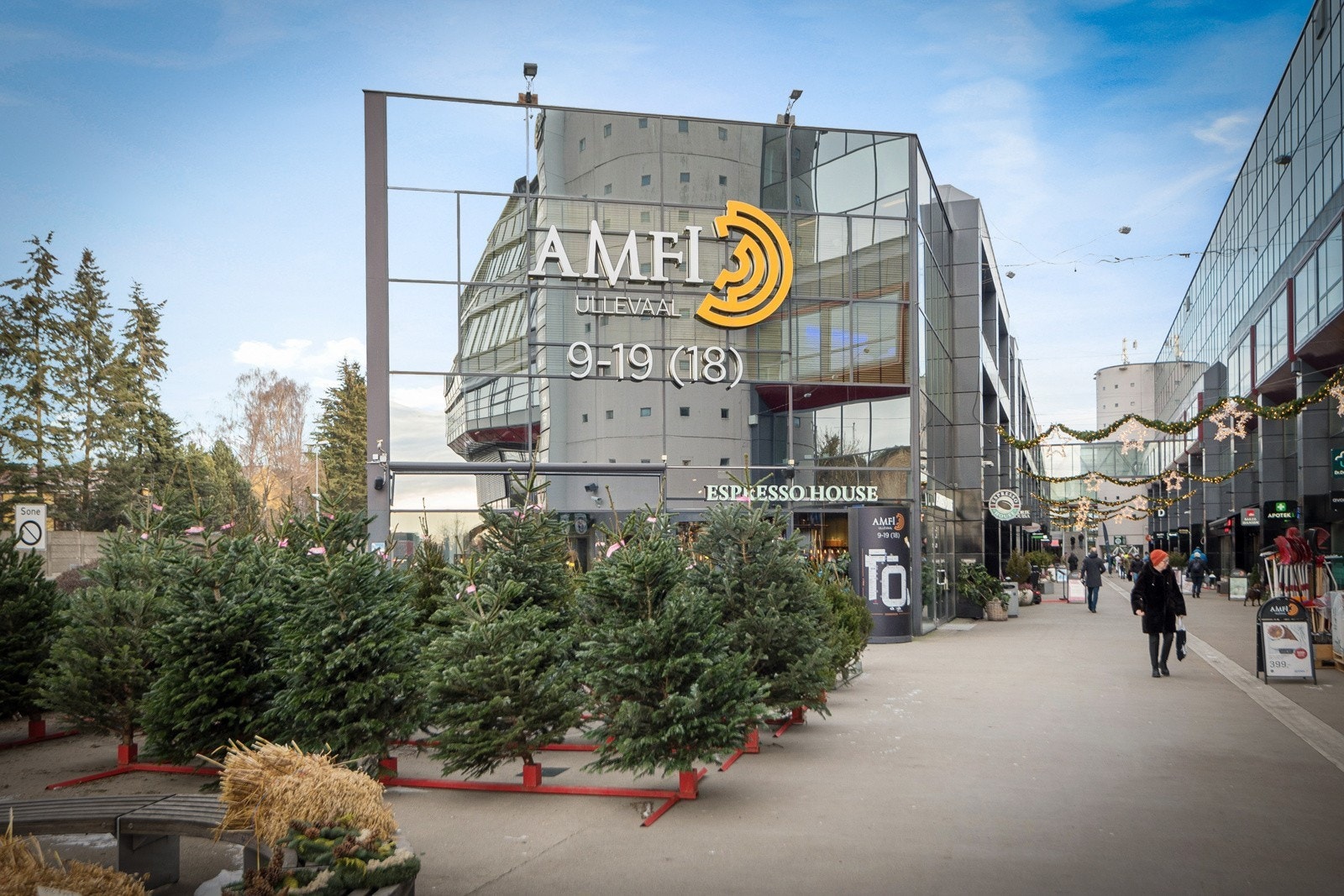 Nærmeste handlesenter er Ullevål Stadion med et bredt utvalg av forretninger og servicetilbud: apotek, vinmonopol, Jernia, Coop Supermarked, blomsterforretning, Milslukern, Sats etc. Kiwi og stor Elkjøp Megastore finnes vis-a-vis Ullevål Stadion. Galleribilde