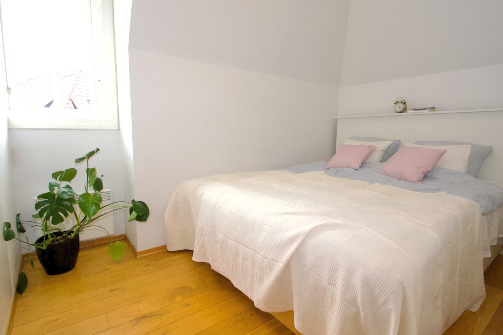 Boligen har totalt tre gode soverom. Hovedsoverommet ligger fint til i leilighetens 2.etasje, og er et lyst og behagelig rom. Galleribilde