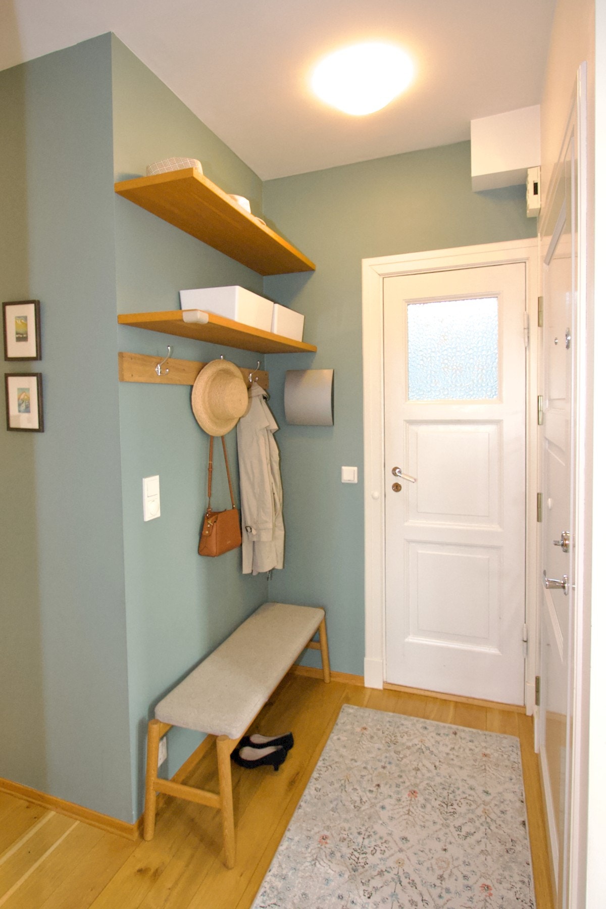 Hyggelig inngangsparti med plass til oppheng og oppbevaring av sko og yttertøy. Galleribilde