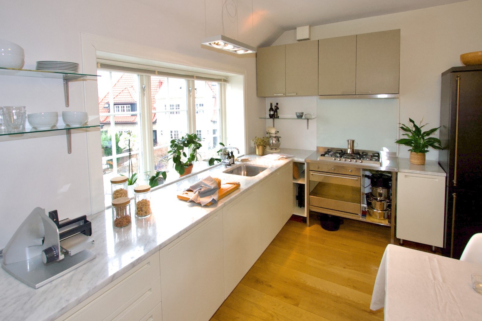 Videre er det integrert komfyr, gass platetopp og oppvaskmaskin. Hvitevarene er fra Miele og Smeg. Galleribilde