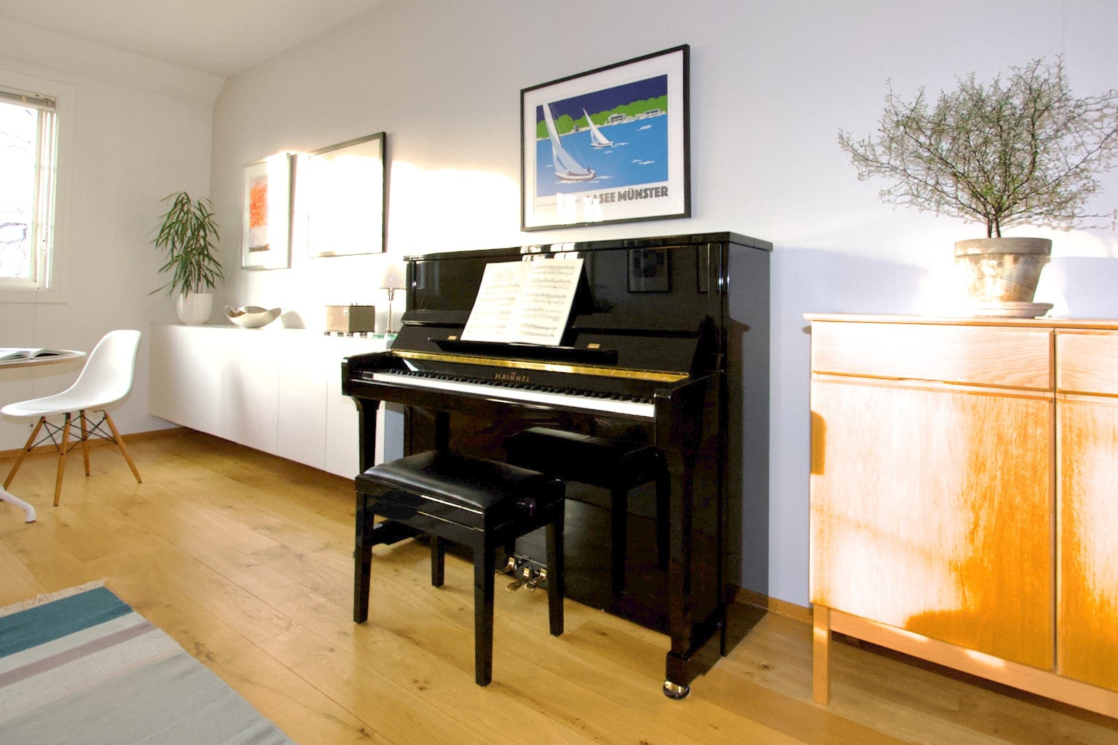 Stuen er stor og åpen med flere innredningsmuligheter. Galleribilde