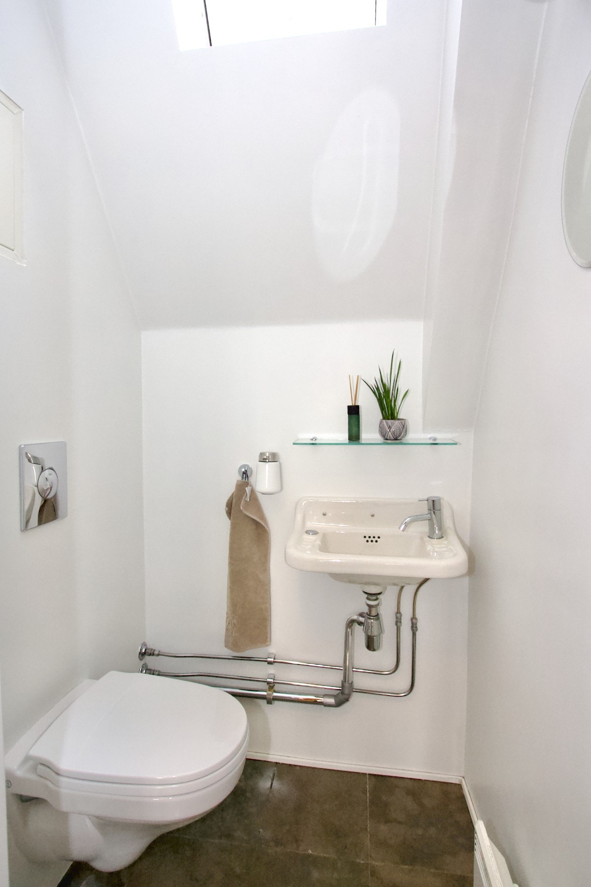 I fin tilknytning til entréen er det et praktisk toalettrom utstyrt med vegghengt wc og servant. Galleribilde