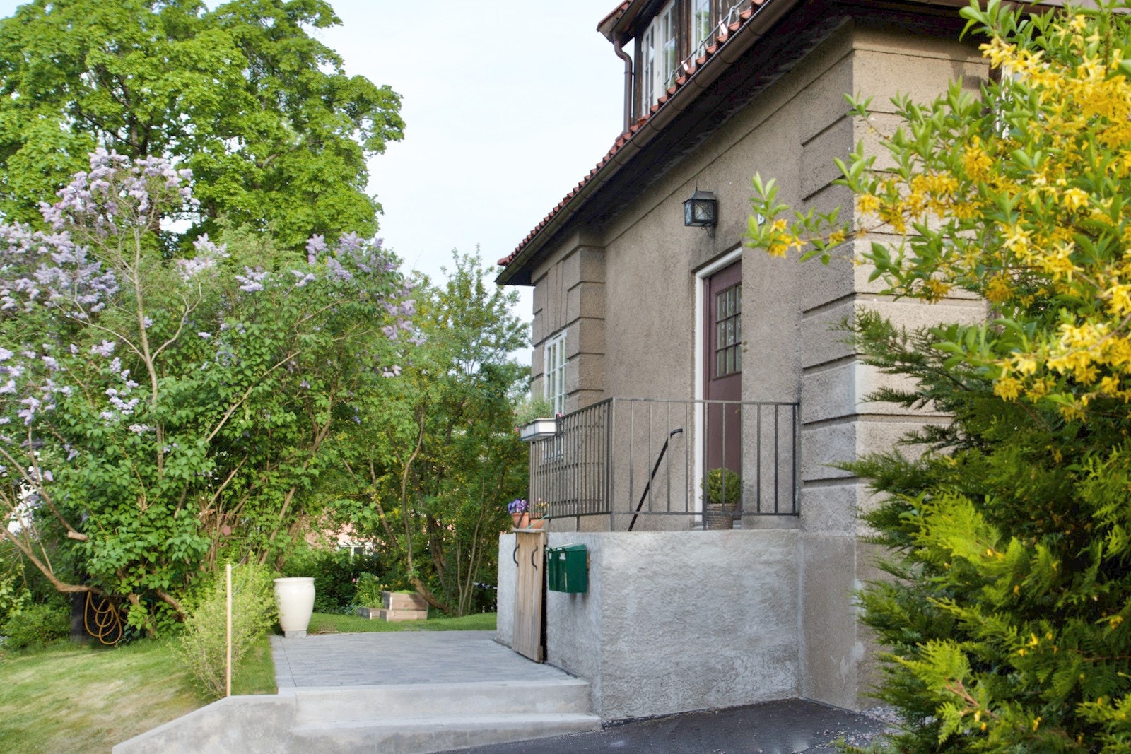 Pent opparbeidet inngangsparti - velkommen inn. Galleribilde