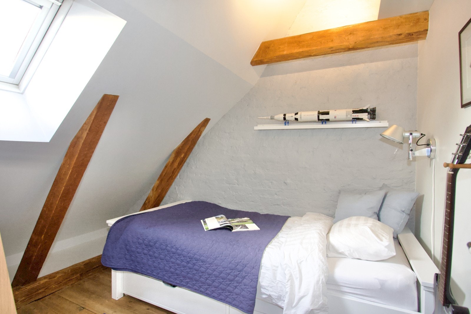 Boligens andre soverom er innredet som et lunt barnerom. Bjelkene er med på å skape en sjarmerende preg. Galleribilde