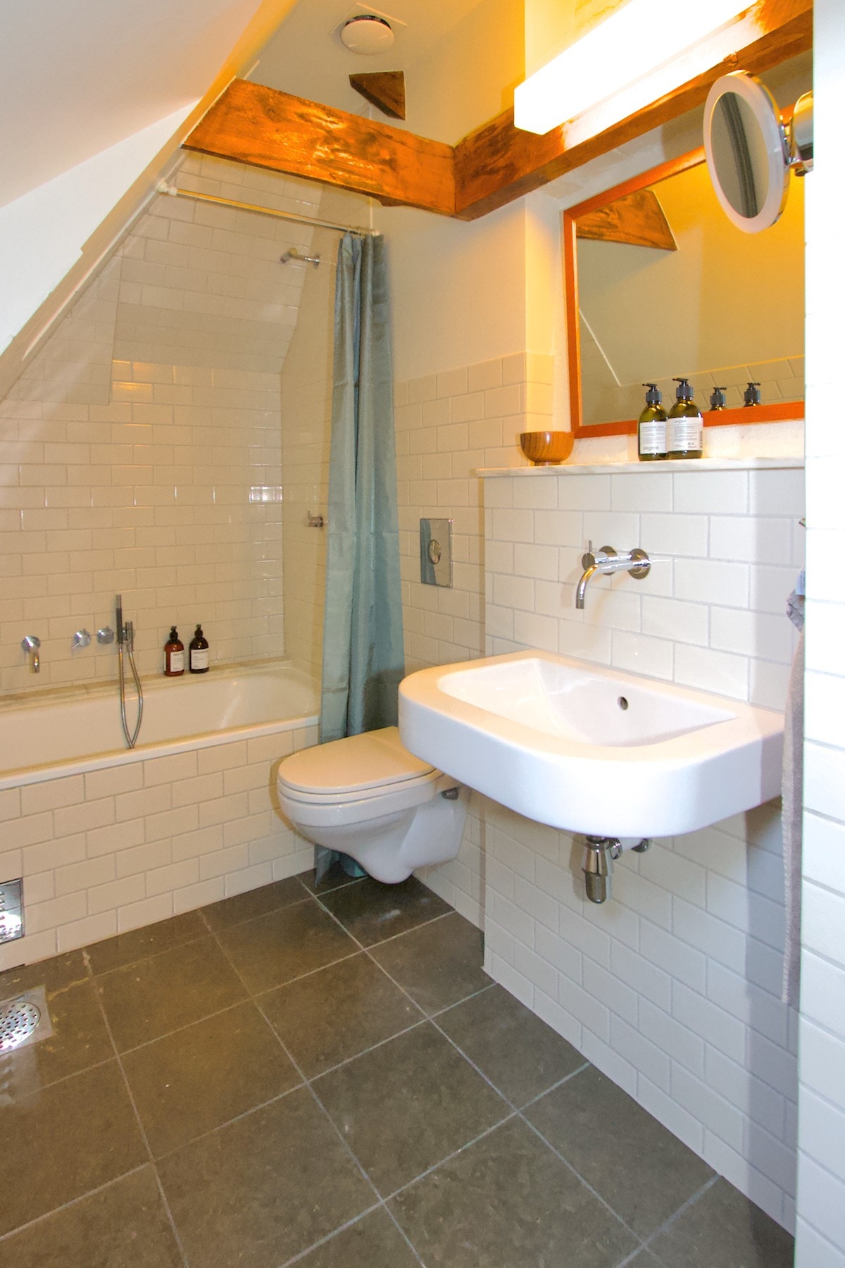 Det er fliser fra Fired Earth og armatur fra Vola. I tillegg er det behagelige varmekabler i gulvet. Galleribilde